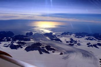 Greenland_ice_sheet_-_NASA_observes_effect_of_summer_melt_1_1.jpg