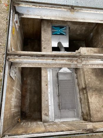 NORAG continuously draws off sewage debris from within the CSO screening chamber. 1 1