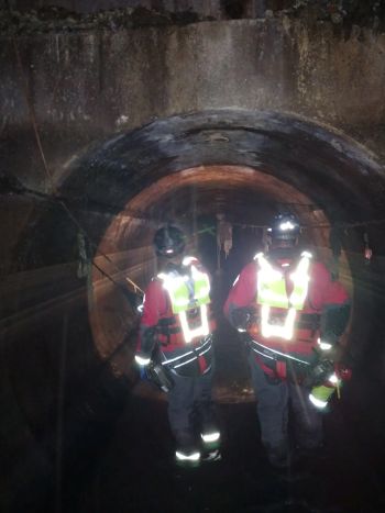 THAMES WATER WORKERS ENTER LARGE SEWER IN OXFORD