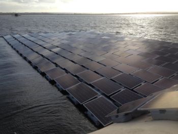 TW_solar_panel_array_at_QEII_reservoir_1.jpg