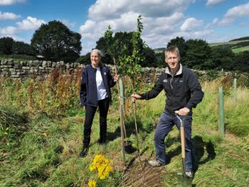 YORKSHIRE_WATER_CEO_LIZ-BARBER_MAYOR_DAN_JARVIS_PLANTING_TREES_AT_UNDERBANK_RESERVOIR_1.jpg